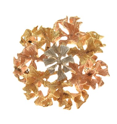 Lot 23 - Three colour gold brooch