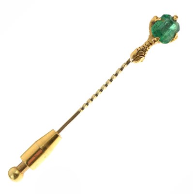 Lot 71 - Emerald stickpin