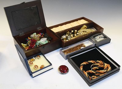 Lot 101 - Large quantity of costume jewellery