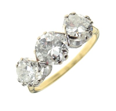Lot 7 - Three stone diamond ring