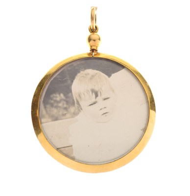Lot 87 - Circular pictorial pendant '18ct'