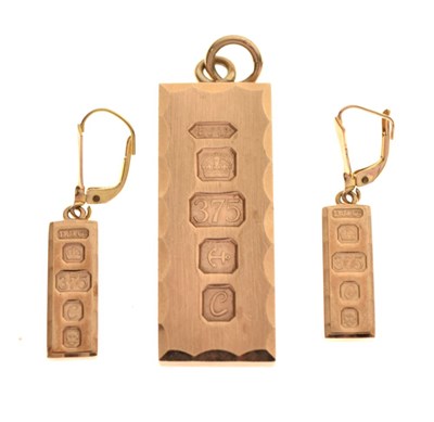 Lot 94 - 9ct gold ingot pendant and earrings