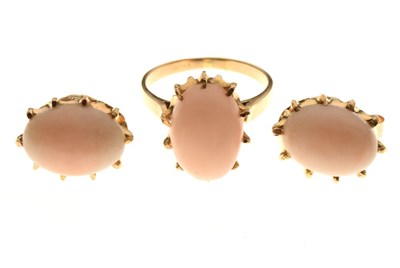 Lot 32 - Unmarked yellow metal ring set pale pink cabochon