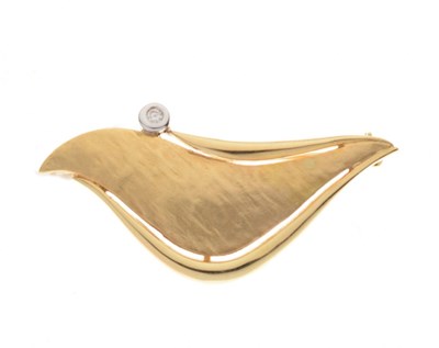 Lot 44 - Modernist brooch, set a single diamond