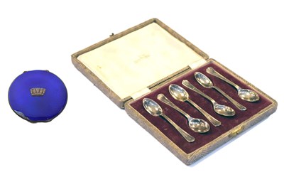 Lot 142 - Cased set of six George V coffee spoons and silver compact