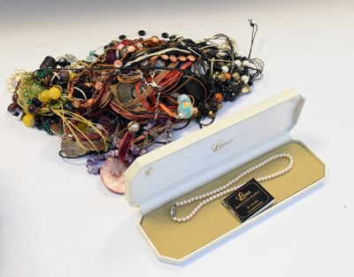 Lot 81 - Quantity of costume jewellery