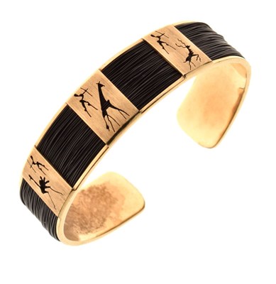 Lot 38 - South African yellow metal (375) bangle