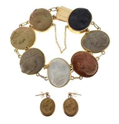 Lot 60 - Lava cameo bracelet