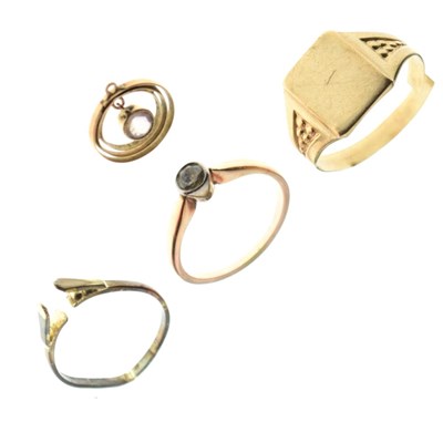 Lot 29 - Unmarked yellow metal ring set white stone, unmarked yellow metal pendant set