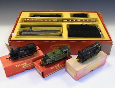 Lot 246 - Triang Railways - 00 gauge 'R1' Passenger Trainset, together with locomotives