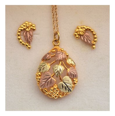 Lot 64 - Landstrom's grape leaf design matching pendant and stud earrings, each stamped '10k'