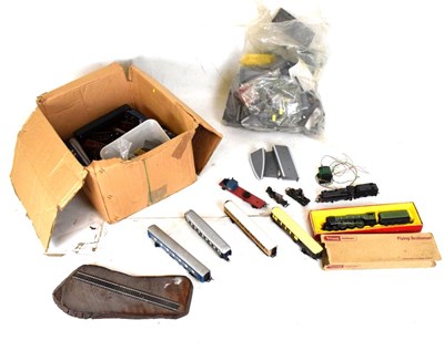 Lot 262 - Quantity of 00 gauge railway trainset loco, carriages, etc.