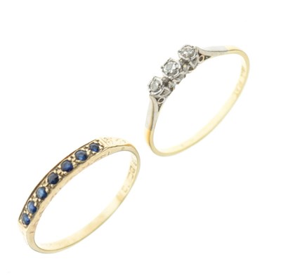 Lot 21 - Yellow metal three-stone diamond ring