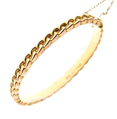 Lot 36 - Edwardian 9ct gold hinged bangle