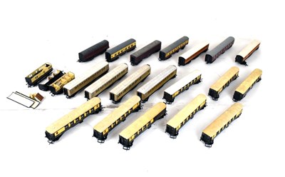 Lot 250 - Large quantity of 00 gauge railway trainset carriages