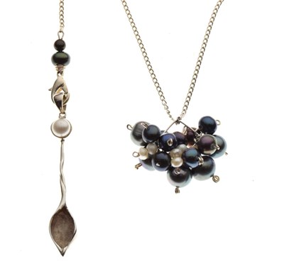 Lot 75 - Multi-coloured freshwater pearl pendant of Modernist design