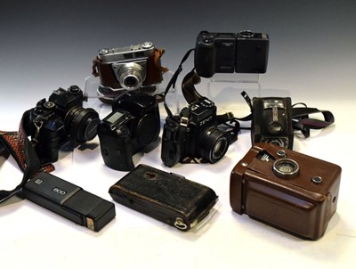 Lot 209 - Quantity of vintage cameras and accessories