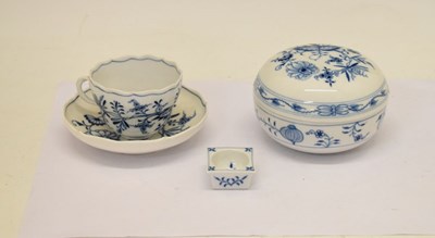 Lot 286 - Meissen 'Onion' pattern cup and saucer, covered sugar bowl and salt