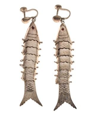 Lot 47 - Pair of Eastern white metal articulated fish earrings