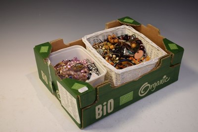 Lot 90 - Quantity of costume jewellery