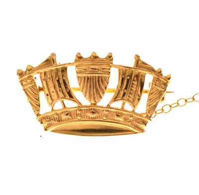 Lot 26 - 9ct gold crown brooch