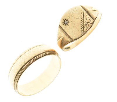 Lot 16 - Two 9ct gold gentlemen's rings comprising
