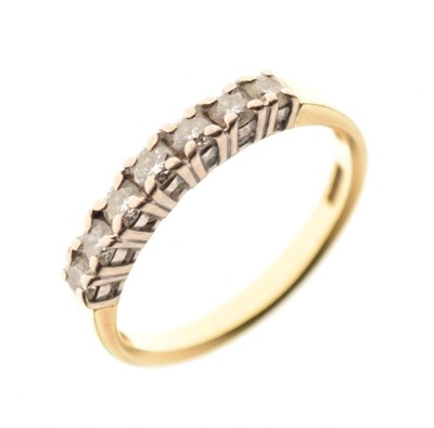 Lot 2 - 18ct gold seven stone diamond ring