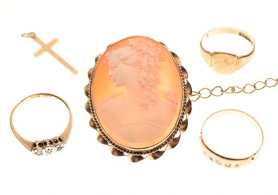 Lot 61 - Small group of gold items