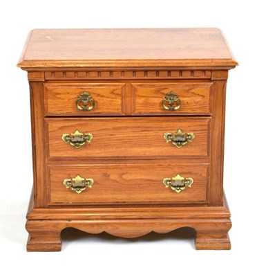 Lot 566 - Small reproduction oak chest of drawers