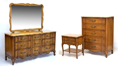 Lot 685 - White furniture bedroom suite