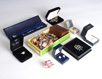 Lot 100 - Small quantity of costume jewellery