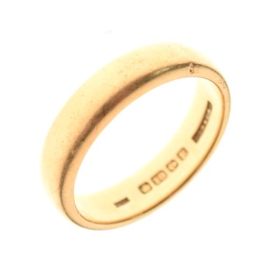 Lot 25 - 18ct gold wedding band