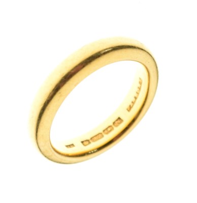 Lot 26 - 22ct gold wedding band
