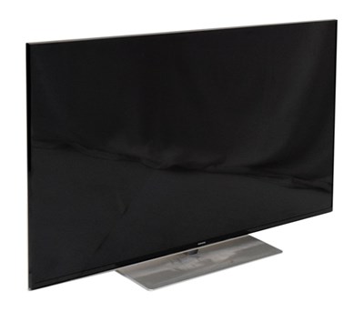 Lot 551 - Samsung 55" flatscreen television with remote