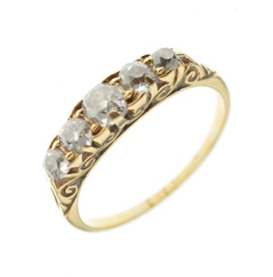 Lot 9 - Antique 18ct gold five-stone diamond ring