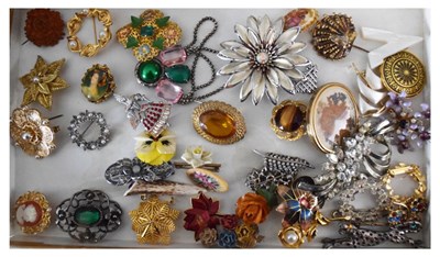 Lot 98 - Collection of costume brooches