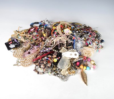 Lot 101 - Assorted group costume jewellery