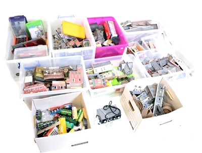 Lot 243 - Trackside buildings and accessories