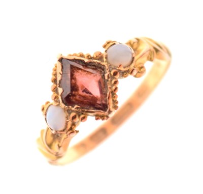 Lot 11 - Victorian 15ct gold ring set garnet and opals