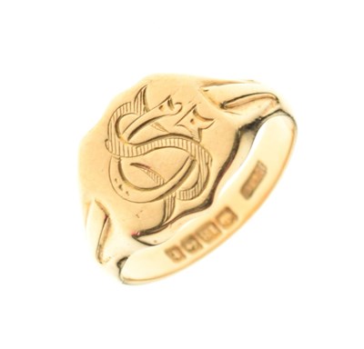 Lot 22 - 18ct gold signet ring