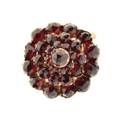 Lot 21 - Unmarked yellow metal and garnet-coloured stone cluster ring
