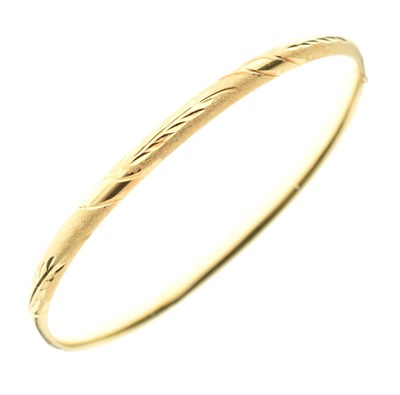 Lot 50 - 18ct gold hinged bangle