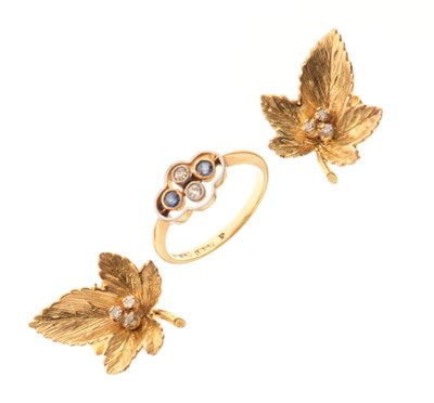 Lot 42 - 18ct gold diamond ring and a pair of 18ct gold diamond set ear studs