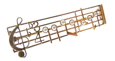 Lot 25 - Seed pearl set music brooch