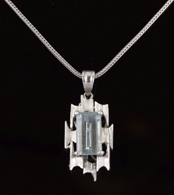 Lot 27 - Aquamarine pendant