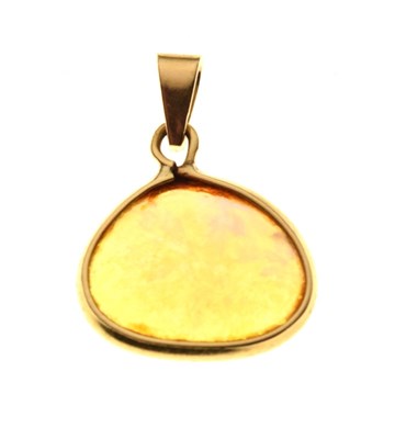 Lot 52 - Yellow metal (750) and opal pendant
