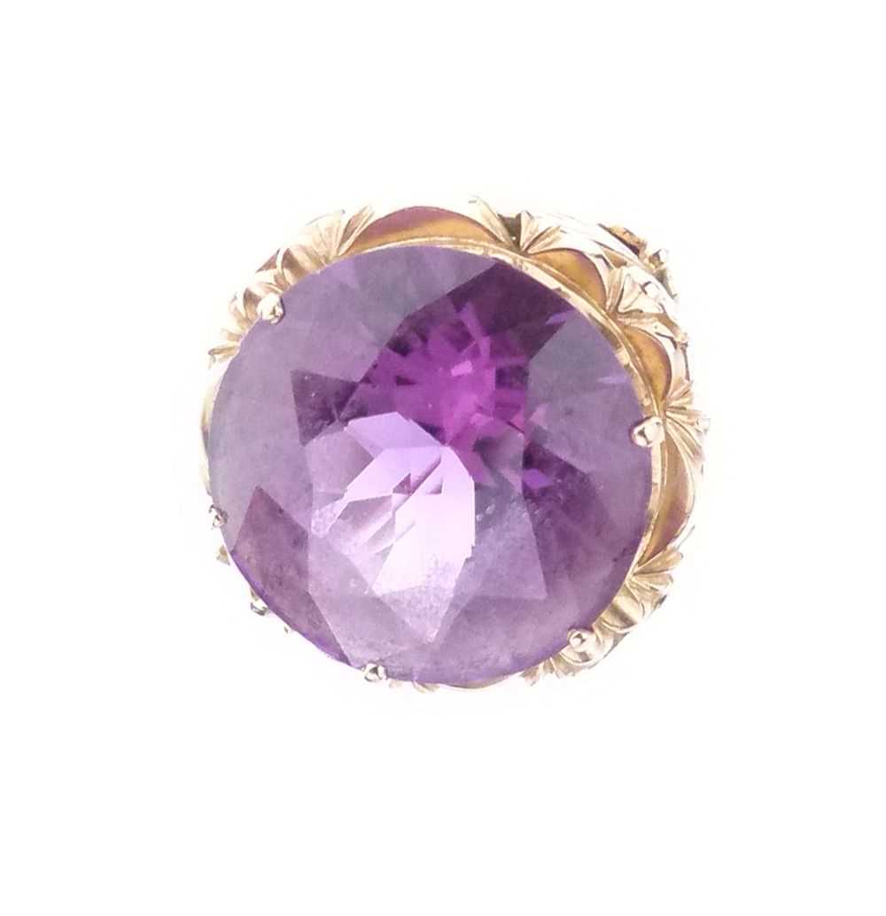 Lot 21 - '18k' yellow metal ring with colour change corundum