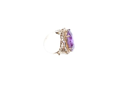 Lot 21 - '18k' yellow metal ring with colour change corundum