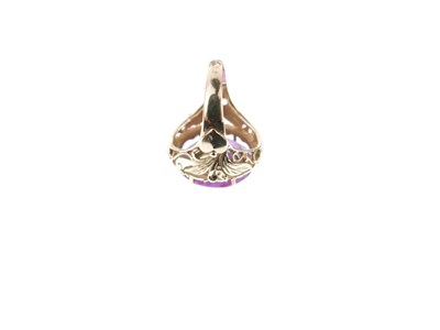 Lot 21 - '18k' yellow metal ring with colour change corundum