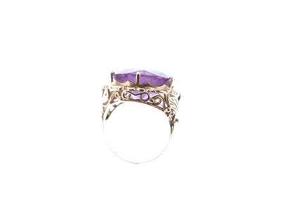 Lot 21 - '18k' yellow metal ring with colour change corundum